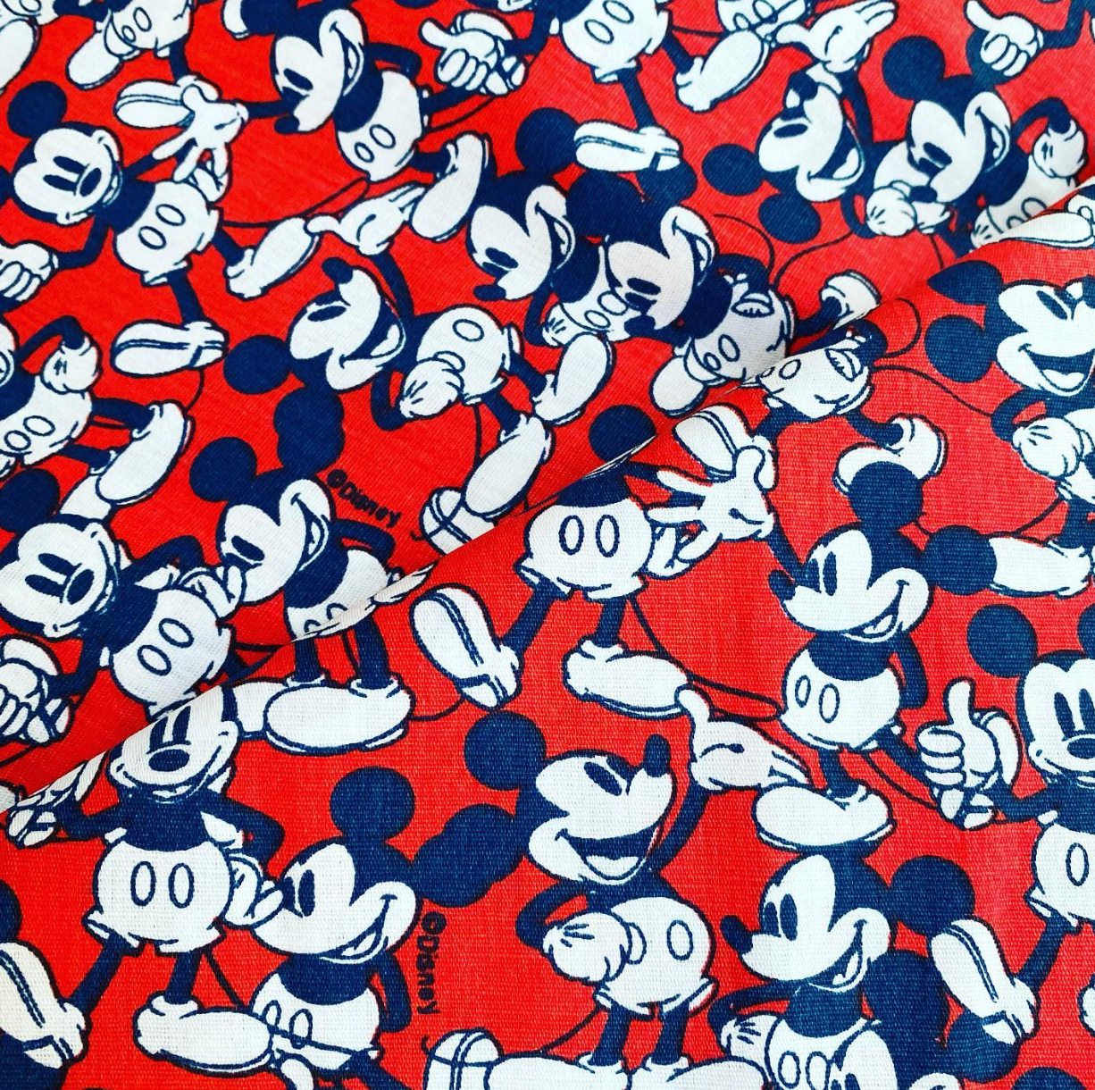 Tricoline 100% Algodón - PJ017 Digital Personaje Mickey Fondo Rojo (50 x 150)
