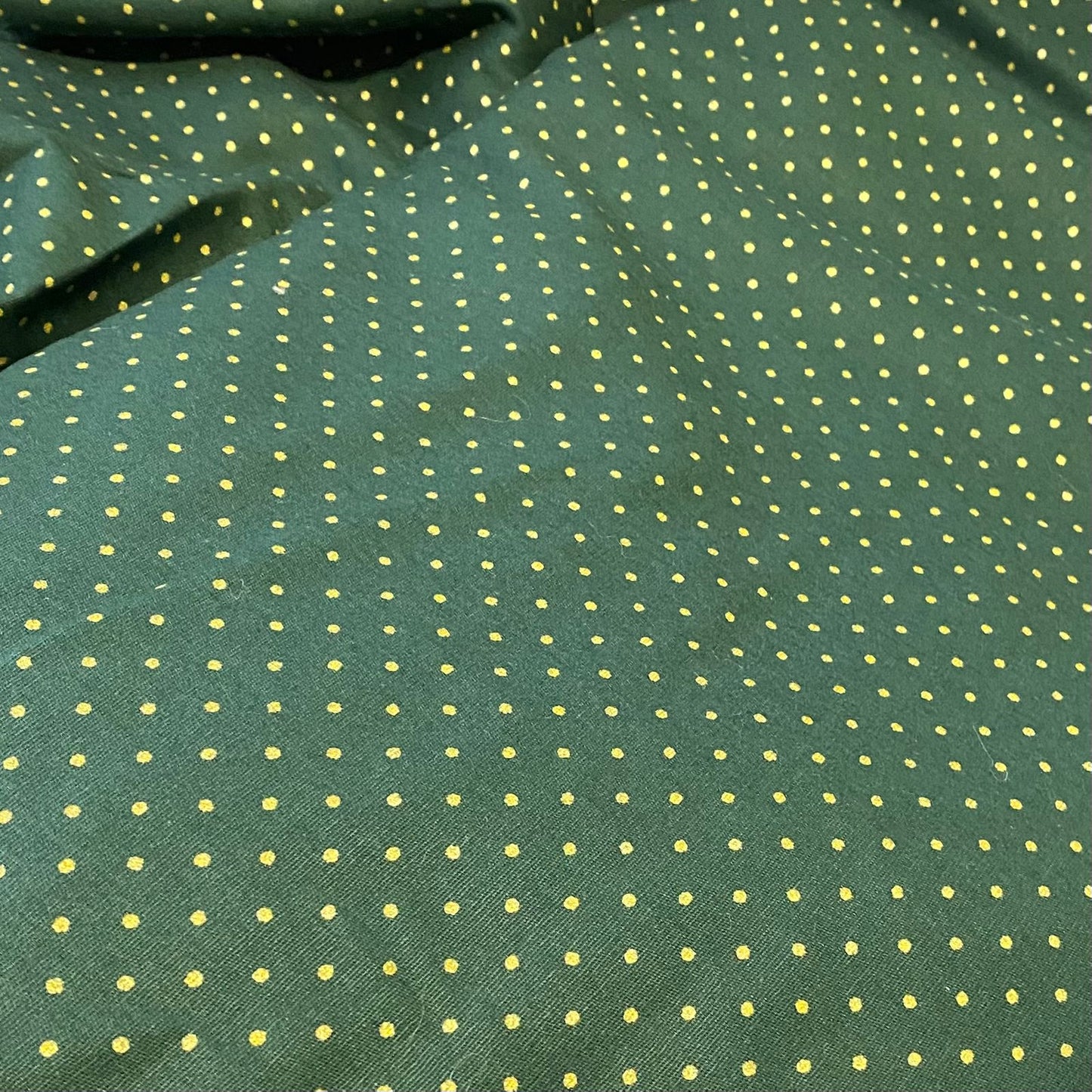 Tricoline 100% Algodón - TT077 Tinto Puntitos Dorado fondo Verde (50 x 150)