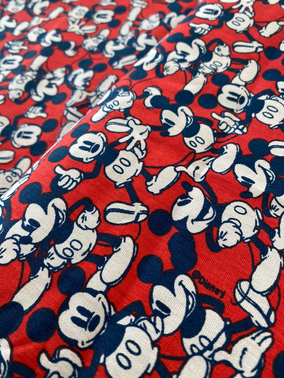 Tricoline 100% Algodón - PJ017 Digital Personaje Mickey Fondo Rojo (50 x 150)