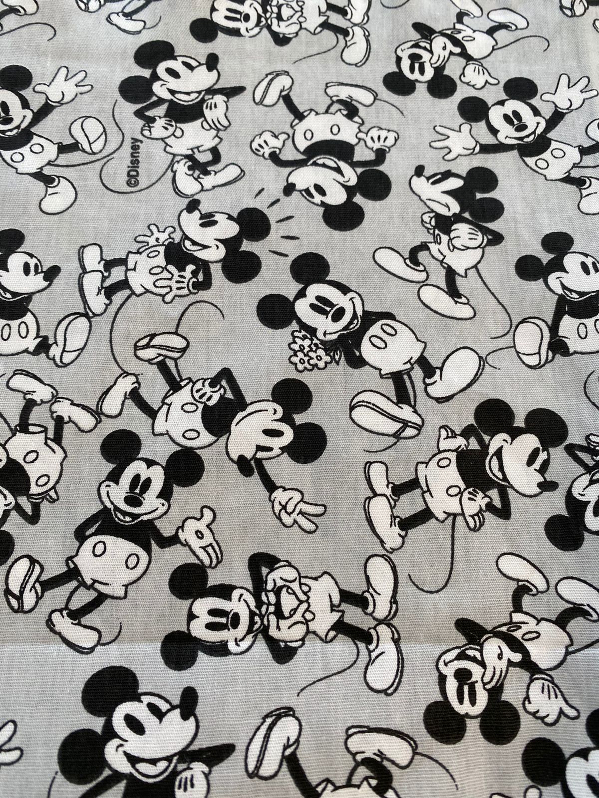 Tricoline 100% Algodón - PJ016 Digital Personaje Mickey Fondo Gris (50 x 150)