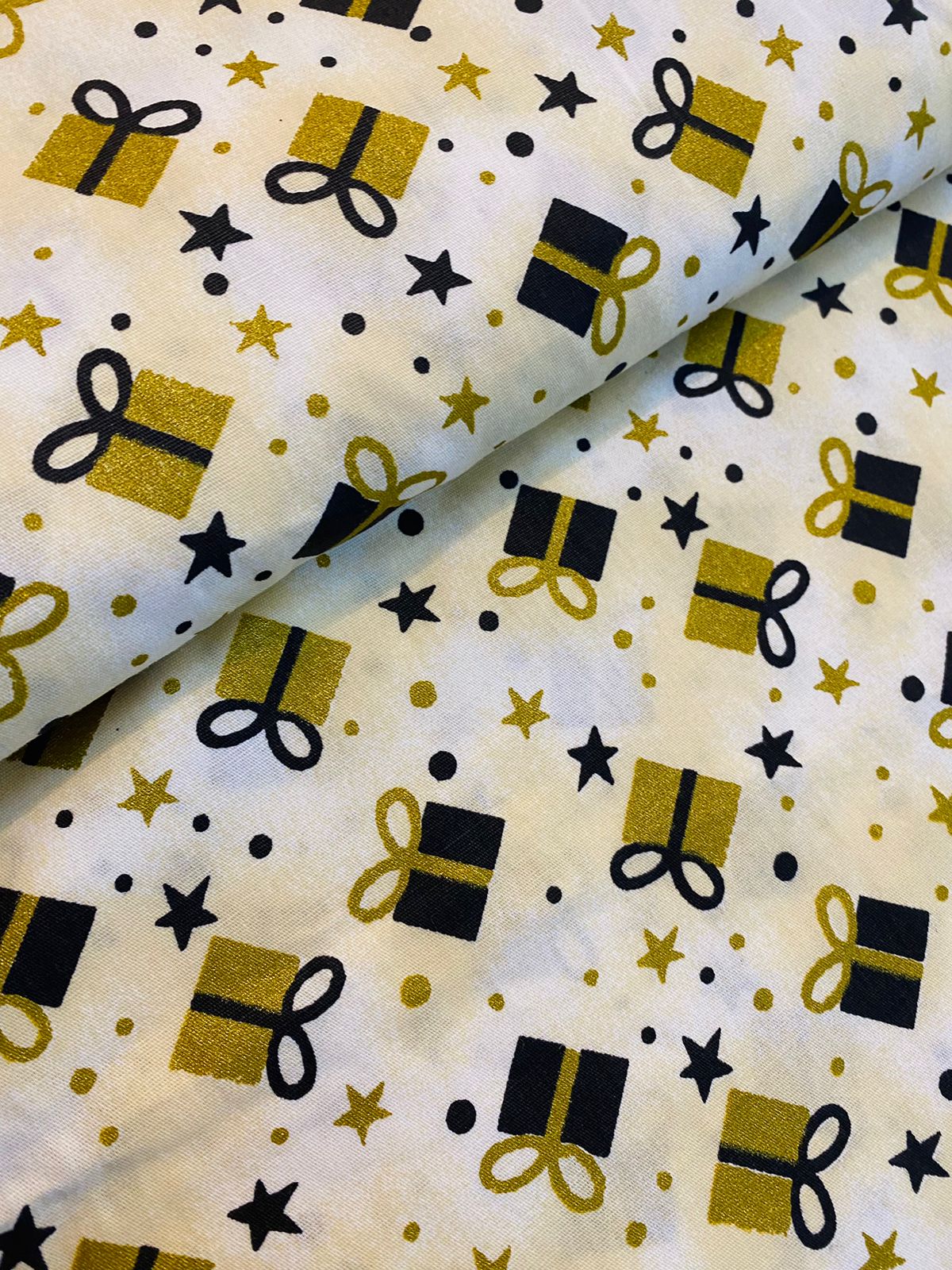 Tricoline 100% Algodón - NV017 Navidad regalos dorado (50 x 150)