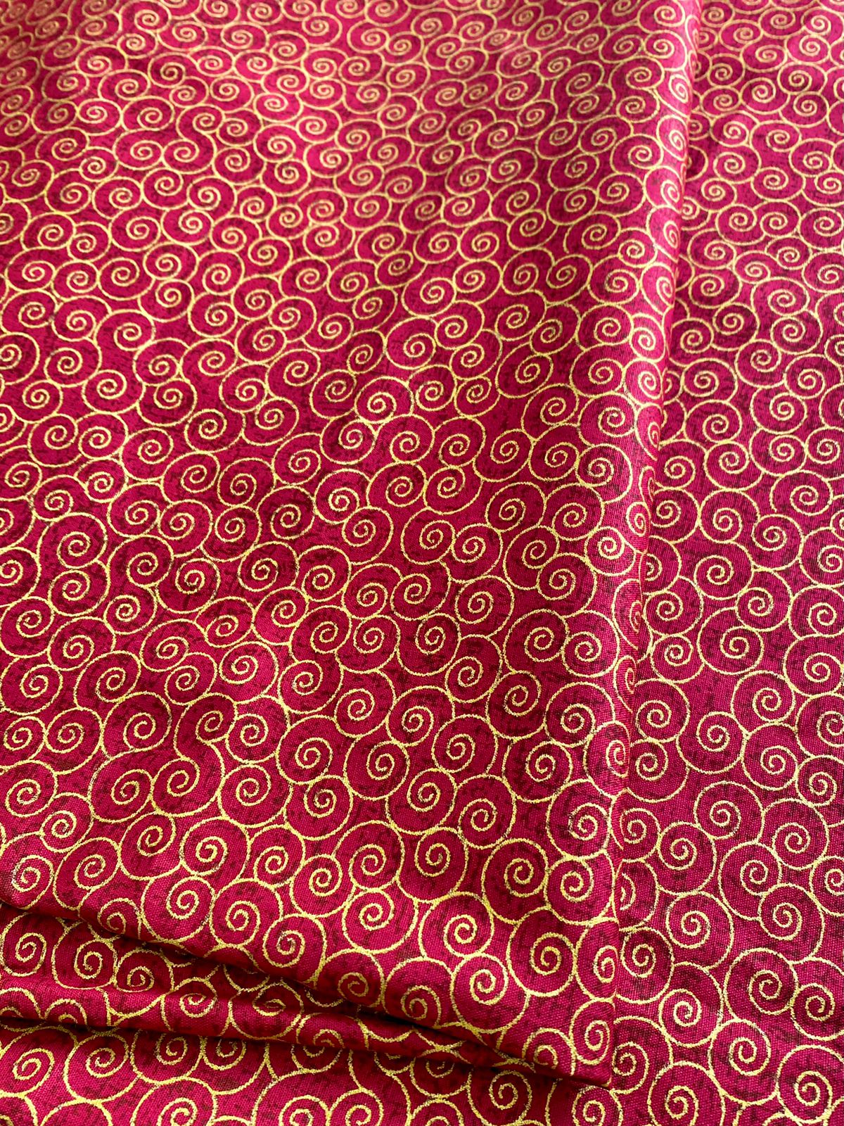 Tricoline 100% Algodón - NV018 RETAZO Navidad Copos dorado fondo Rojo (35 x 150)