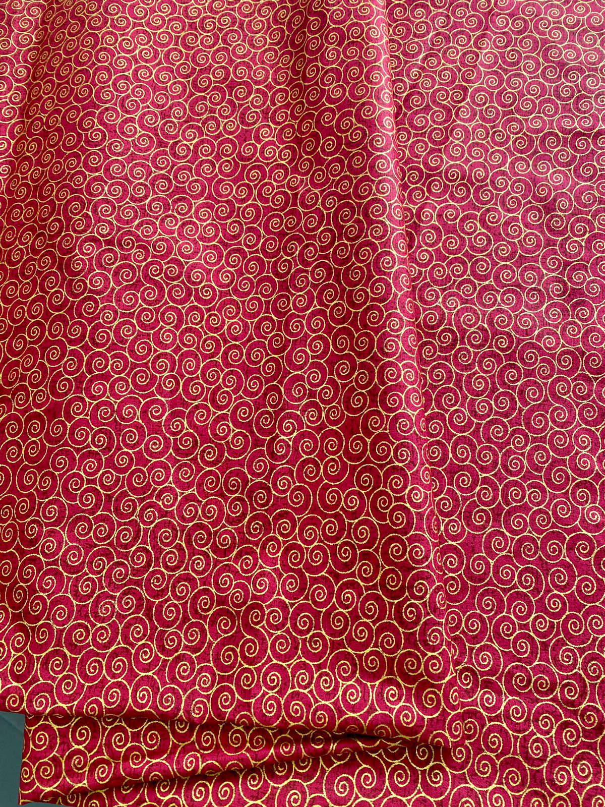 Tricoline 100% Algodón - NV018 RETAZO Navidad Copos dorado fondo Rojo (35 x 150)