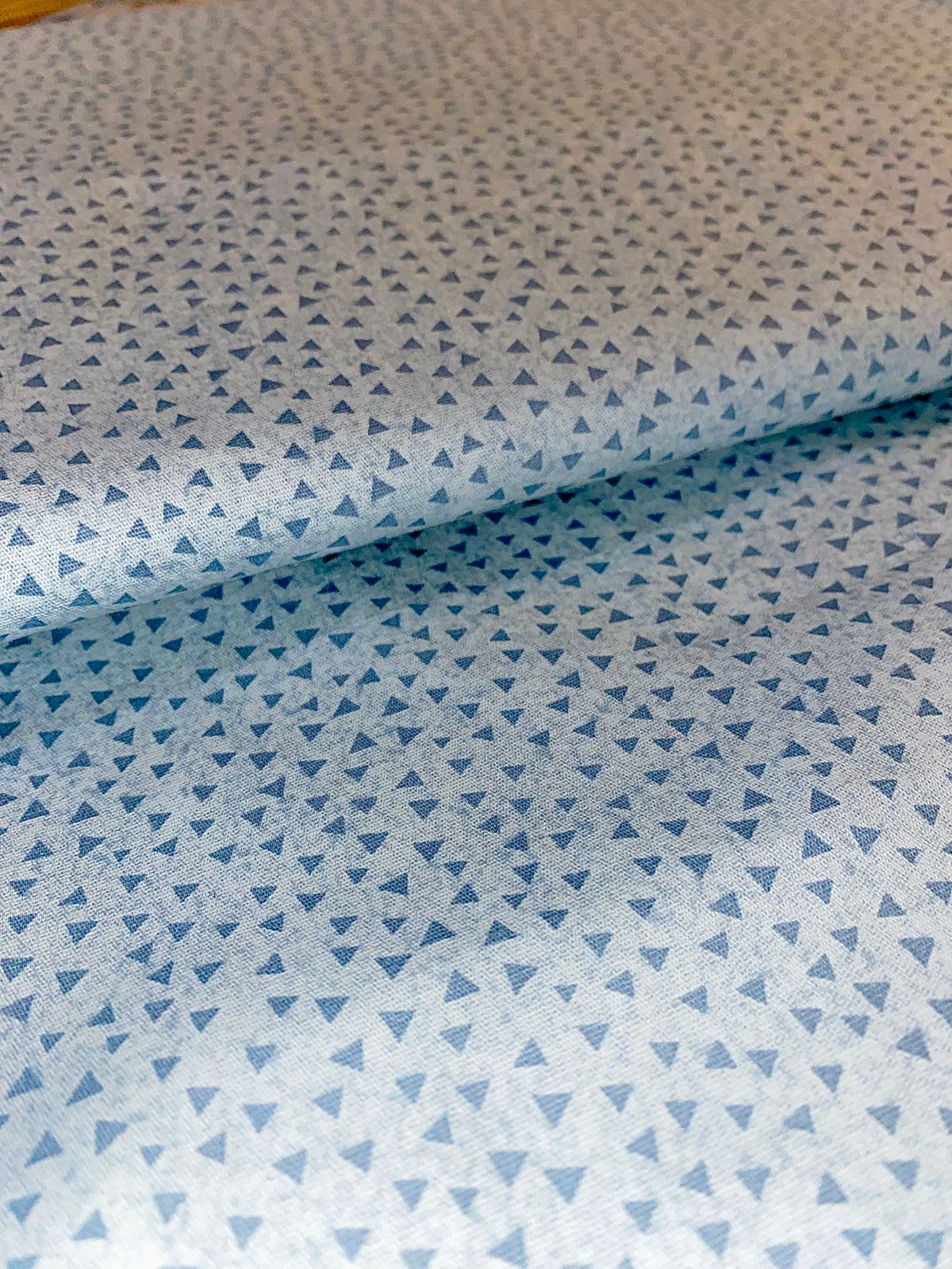 Tricoline 100% Algodón - TT103 Tinto Triangulos Celeste (50 x 150)