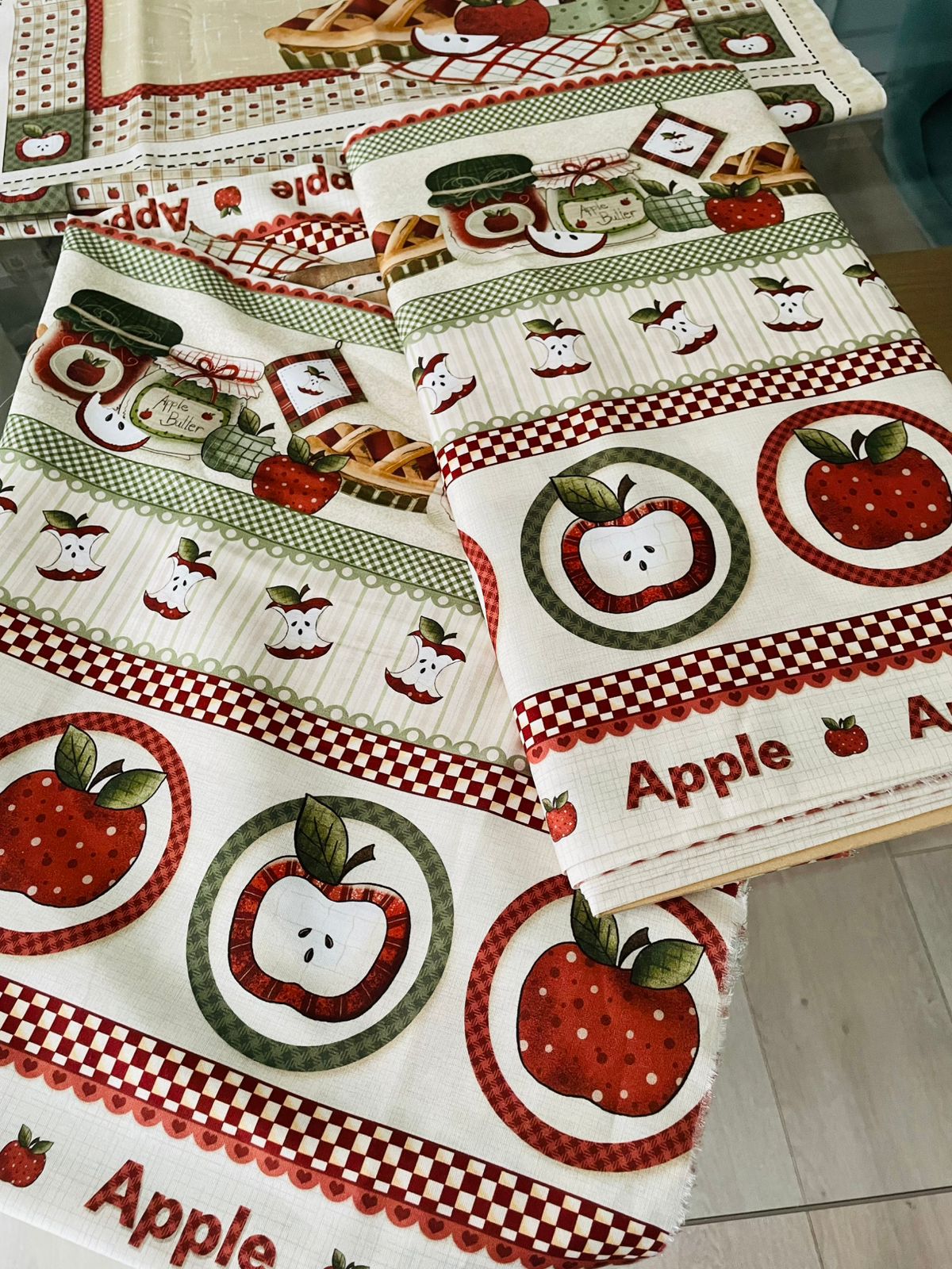 Tricoline 100% Algodón - CN030 Cenefas Manzanas Fuxicos (50 x 150)