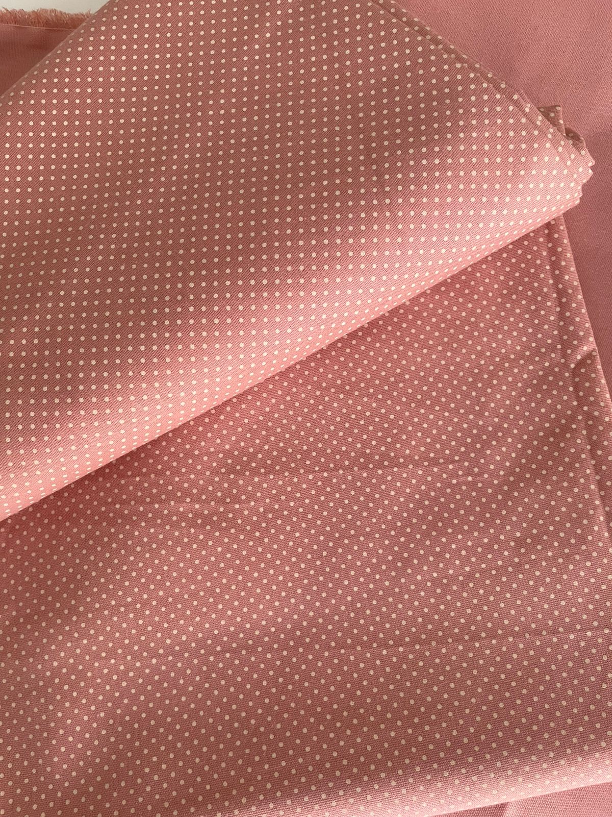 Tricoline 100% Algodón - TT002 Tinto Puntitos Rosa Viejo (50 x 150)