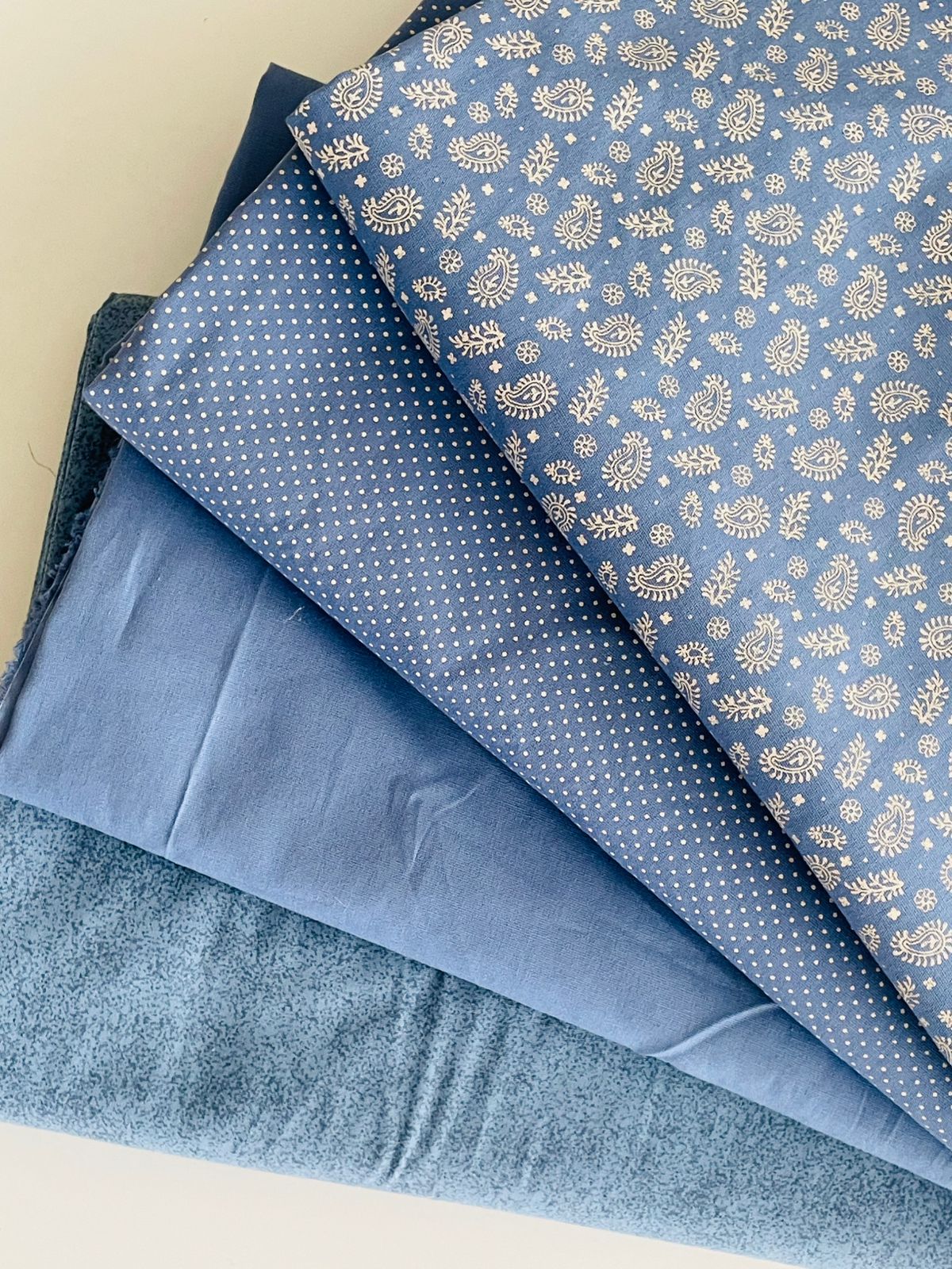 Tricoline 100% Algodón - TT109 Tinto Arabesco Azul grisáceo (50 x 150)