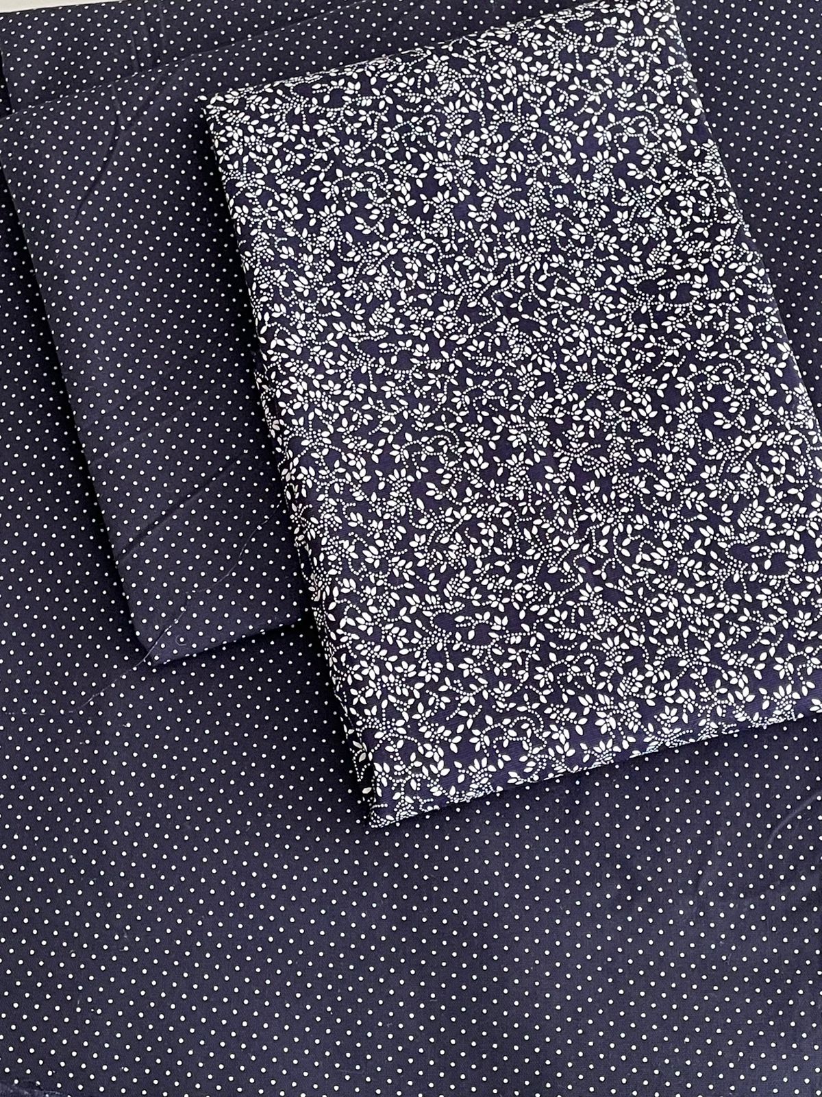 Tricoline 100% Algodón - TT110 Tinto puntitos azul marino (50 x 150)