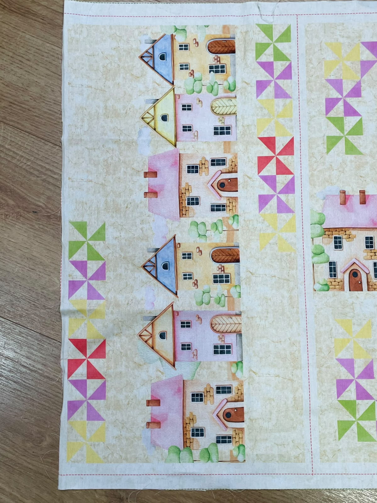 Tricoline 100% Algodón - PT122 Patrón Panel Casitas Rosa (50 x 75)