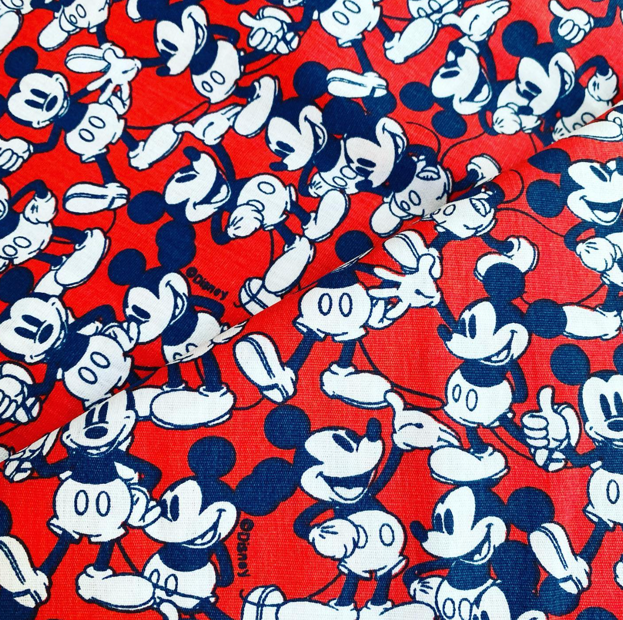 Tricoline 100% Algodón - Personaje Mickey Fondo Rojo (50 x 150)