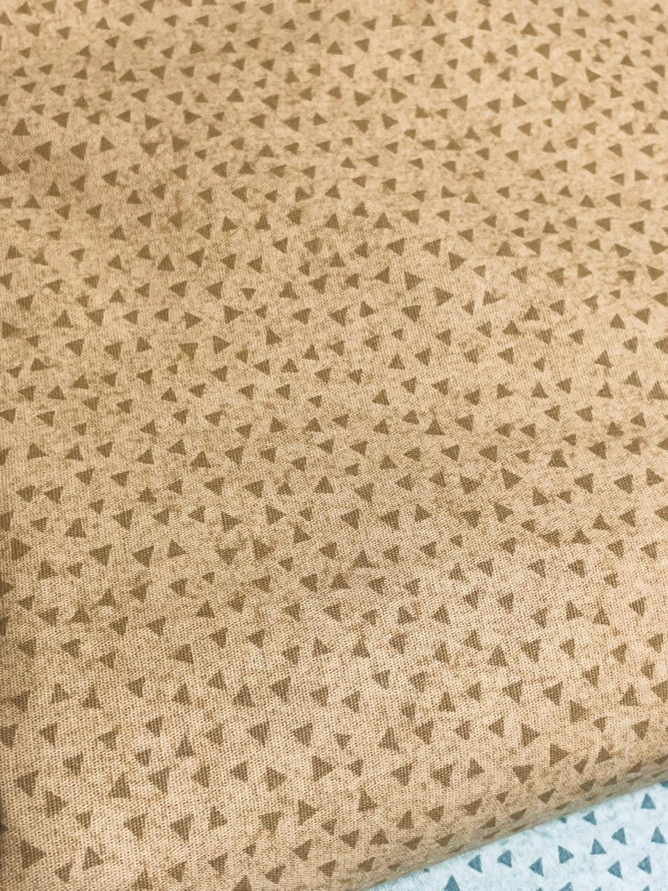 Tricoline 100% Algodón - TT102 Tinto Triangulos Capuccino (50 x 150)