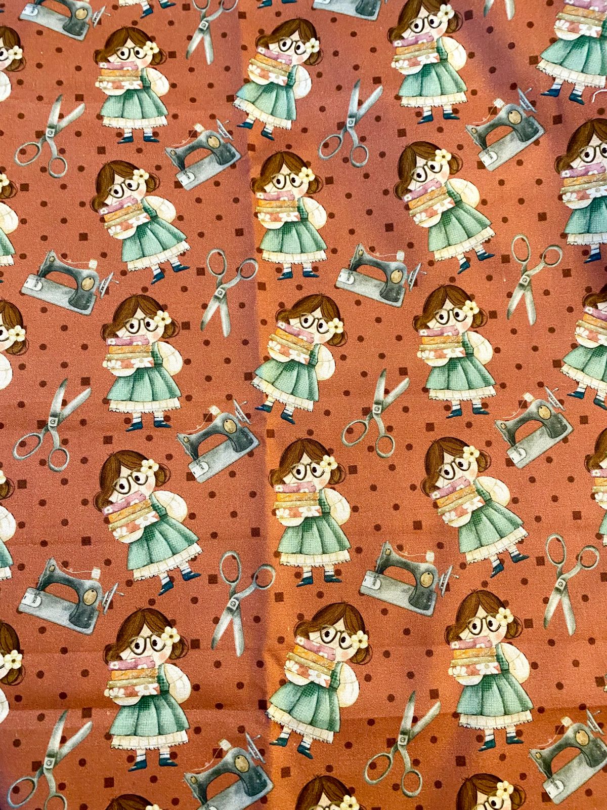 Tricoline 100% Algodón - EX007 Exclusiva Costurera Costurando Fuxicos (50 x 150)