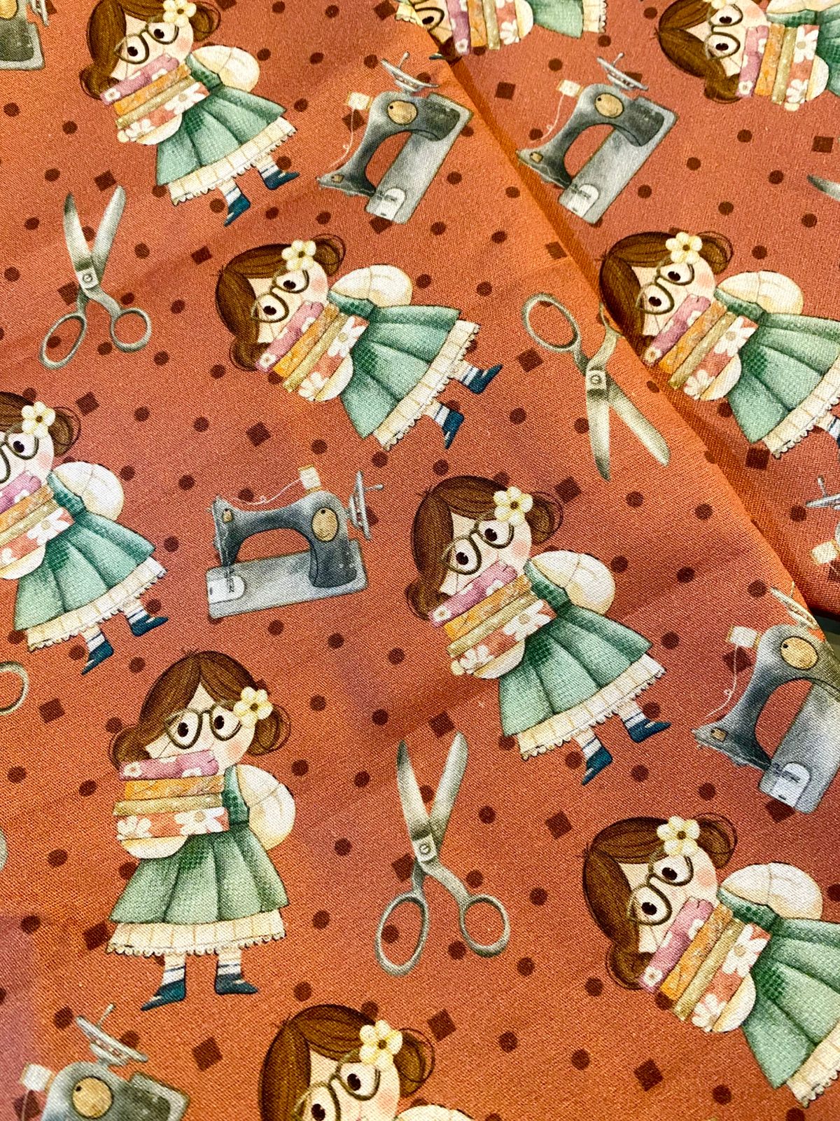 Tricoline 100% Algodón - EX007 Exclusiva Costurera Costurando Fuxicos (50 x 150)