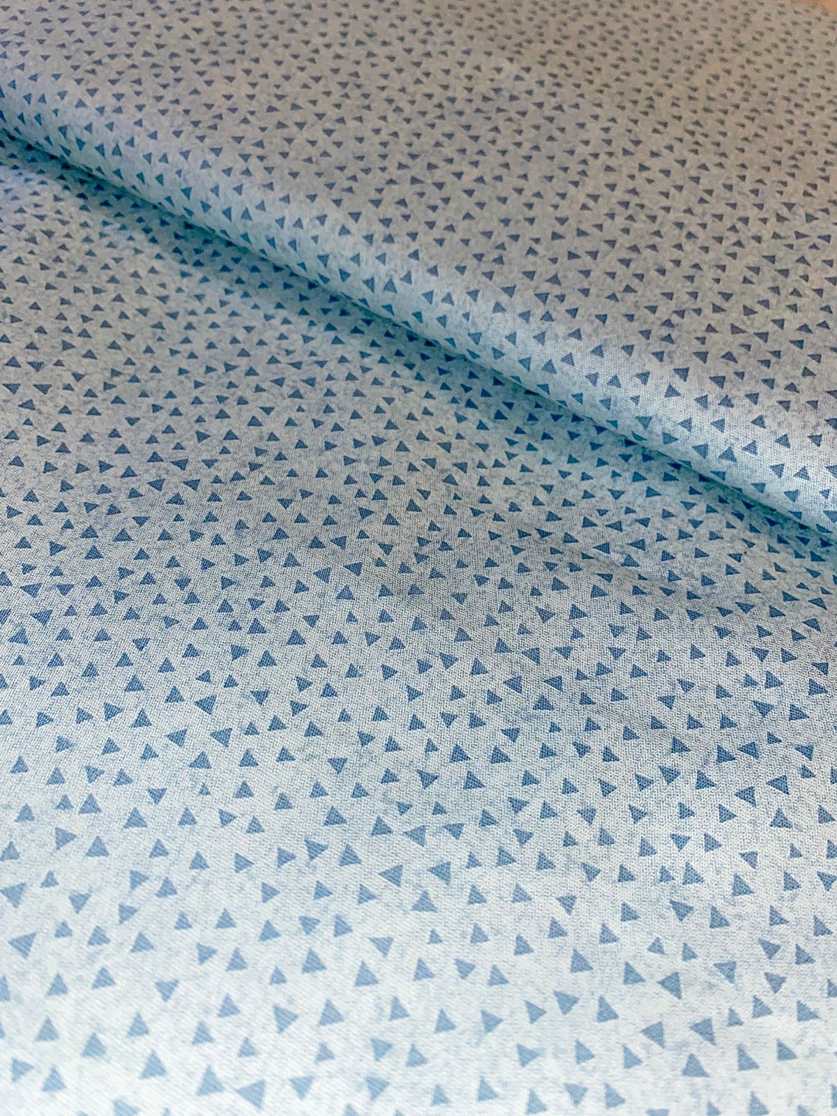 Tricoline 100% Algodón - TT103 Tinto Triangulos Celeste (50 x 150)