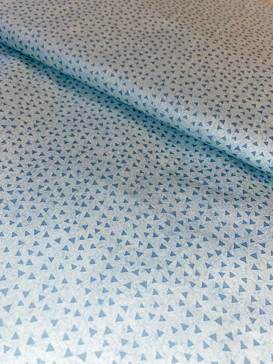 Tricoline 100% Algodón - TT103 Tinto Triangulos Celeste (50 x 150)