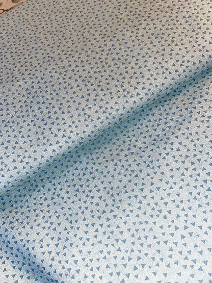 Tricoline 100% Algodón - TT103 Tinto Triangulos Celeste (50 x 150)