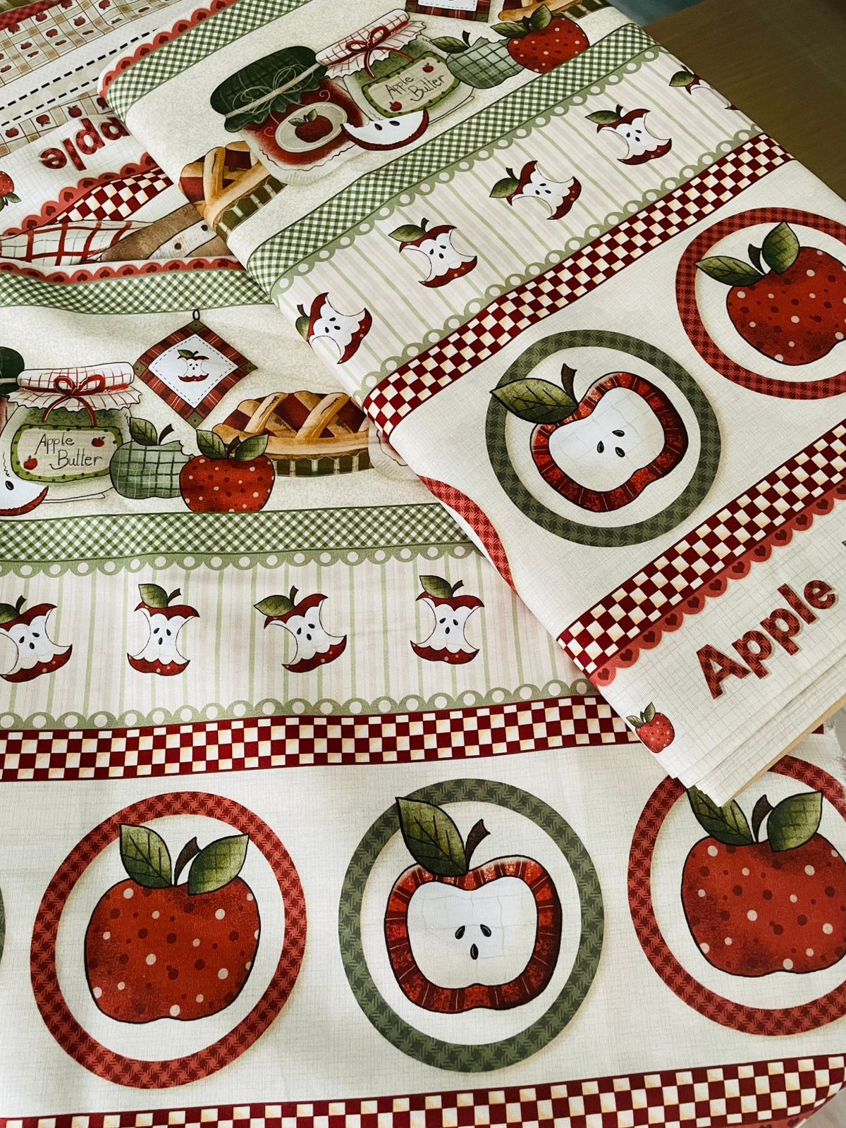 Tricoline 100% Algodón - CN030 Cenefas Manzanas Fuxicos (50 x 150)