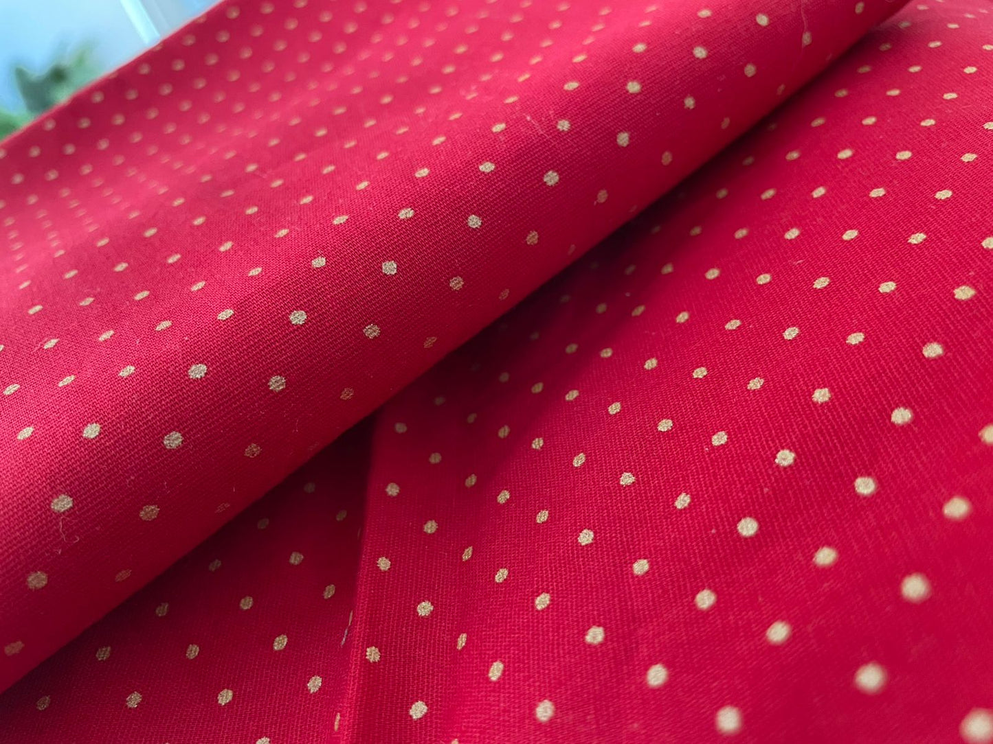 Tricoline 100% Algodón - TT076 Tinto Puntitos Dorado fondo Rojo (50 x 150)