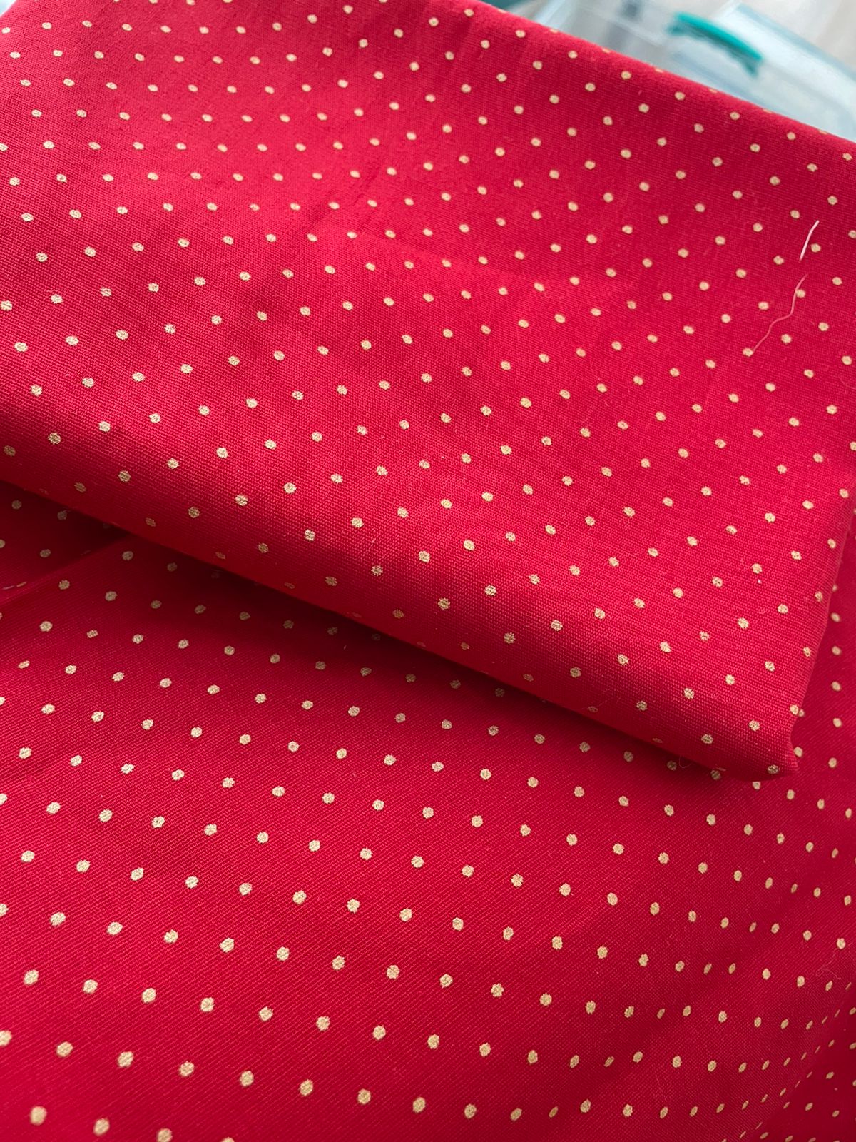 Tricoline 100% Algodón - TT076 Tinto Puntitos Dorado fondo Rojo (50 x 150)