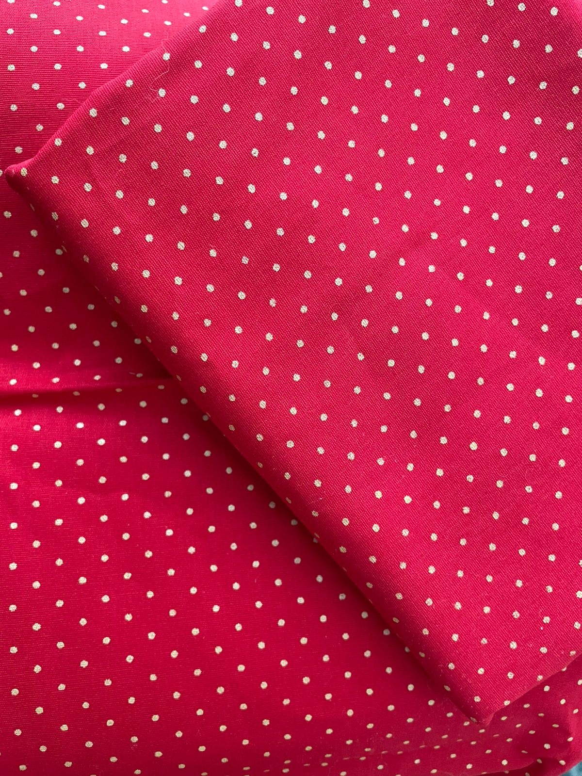 Tricoline 100% Algodón - TT076 Tinto Puntitos Dorado fondo Rojo (50 x 150)