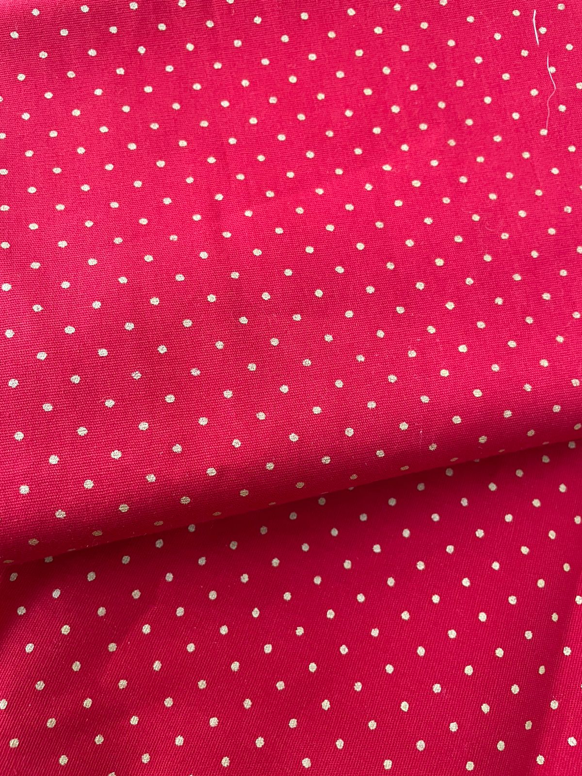 Tricoline 100% Algodón - TT076 Tinto Puntitos Dorado fondo Rojo (50 x 150)