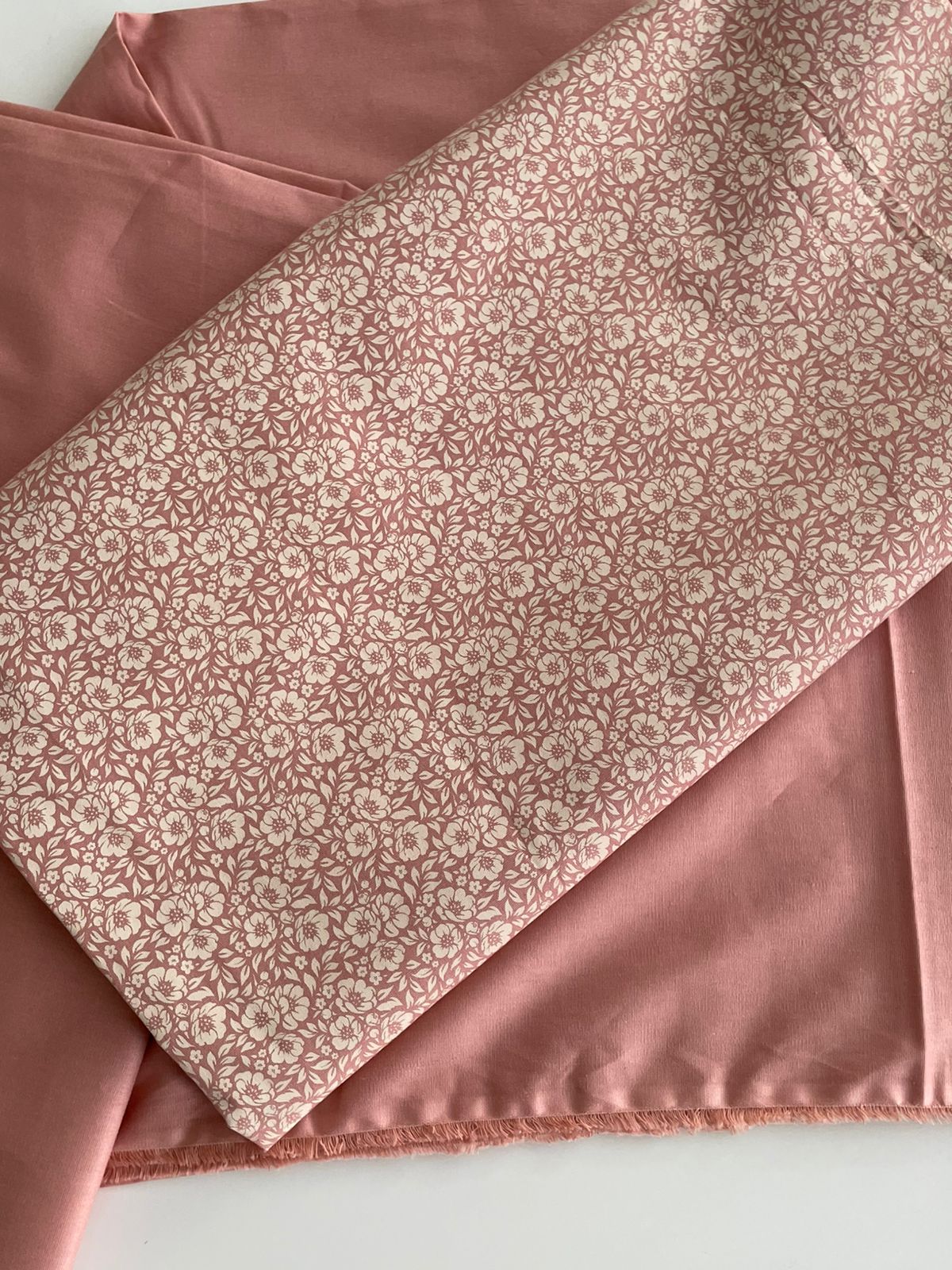 Tricoline 100% Algodón - TT001 Tinto Flores Rosa Viejo (50 x 150)