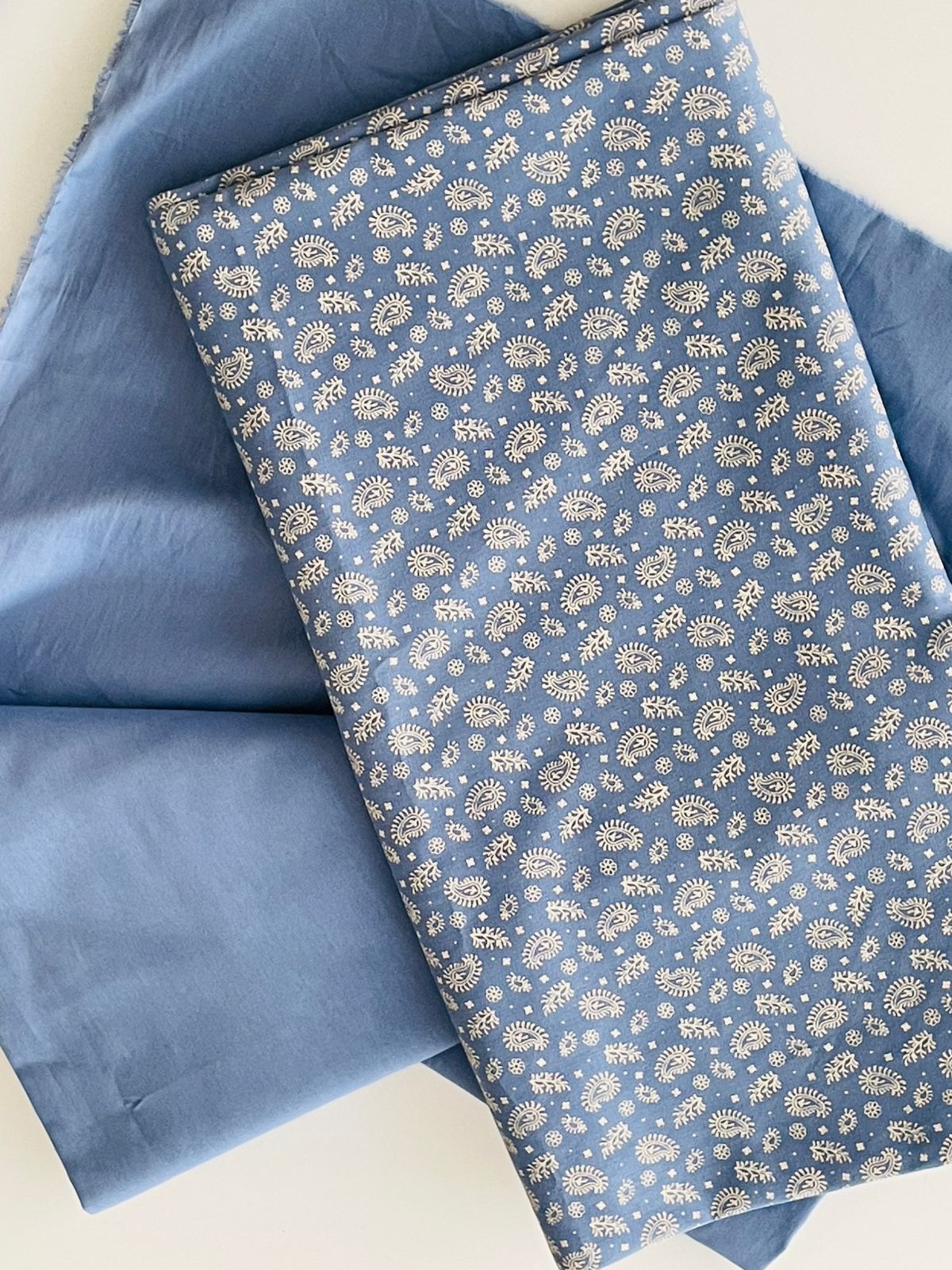 Tricoline 100% Algodón - TT109 Tinto Arabesco Azul grisáceo (50 x 150)