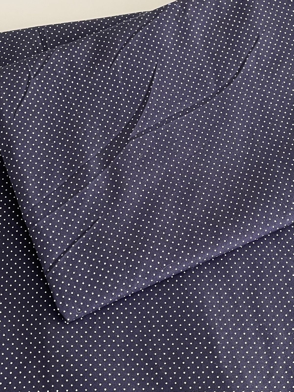 Tricoline 100% Algodón - TT110 Tinto puntitos azul marino (50 x 150)