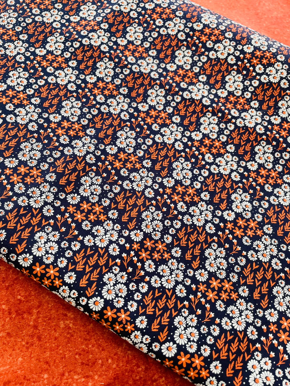 Tricoline 100% Algodón - TT112 Tinto Florecitas naranja fondo azul marino (50 x 1509