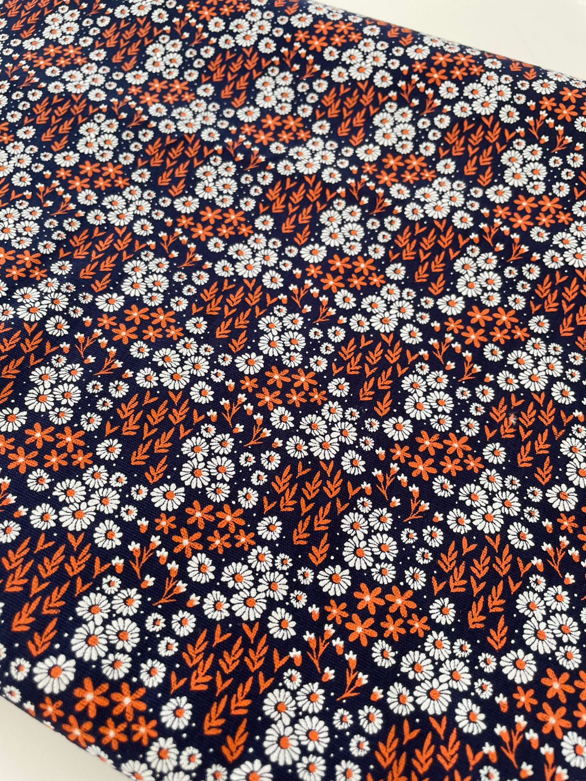 Tricoline 100% Algodón - TT112 Tinto Florecitas naranja fondo azul marino (50 x 1509