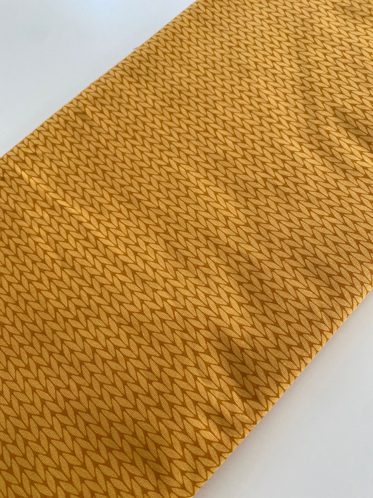 Tricoline 100% Algodón - TT067 Tinto trenza color Mostaza (50 x 150)