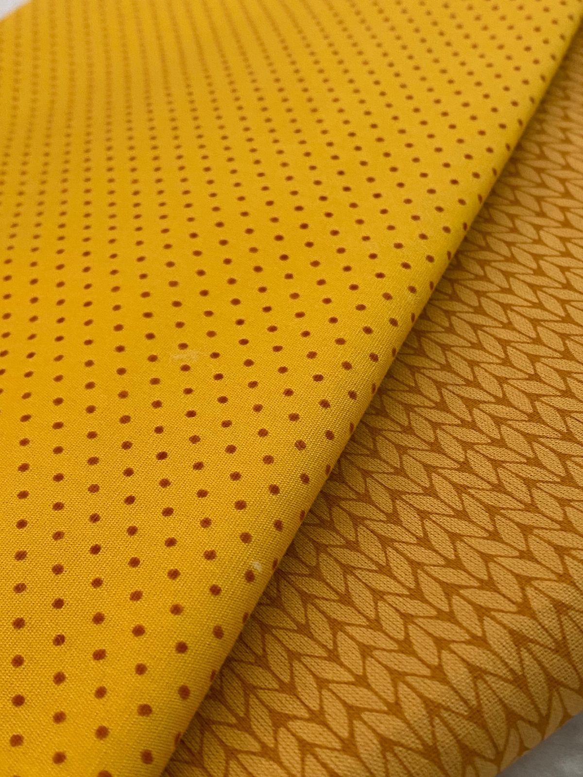 Tricoline 100% Algodón - TT114 Tinto Amarillo puntitos mostaza (50 x 150)