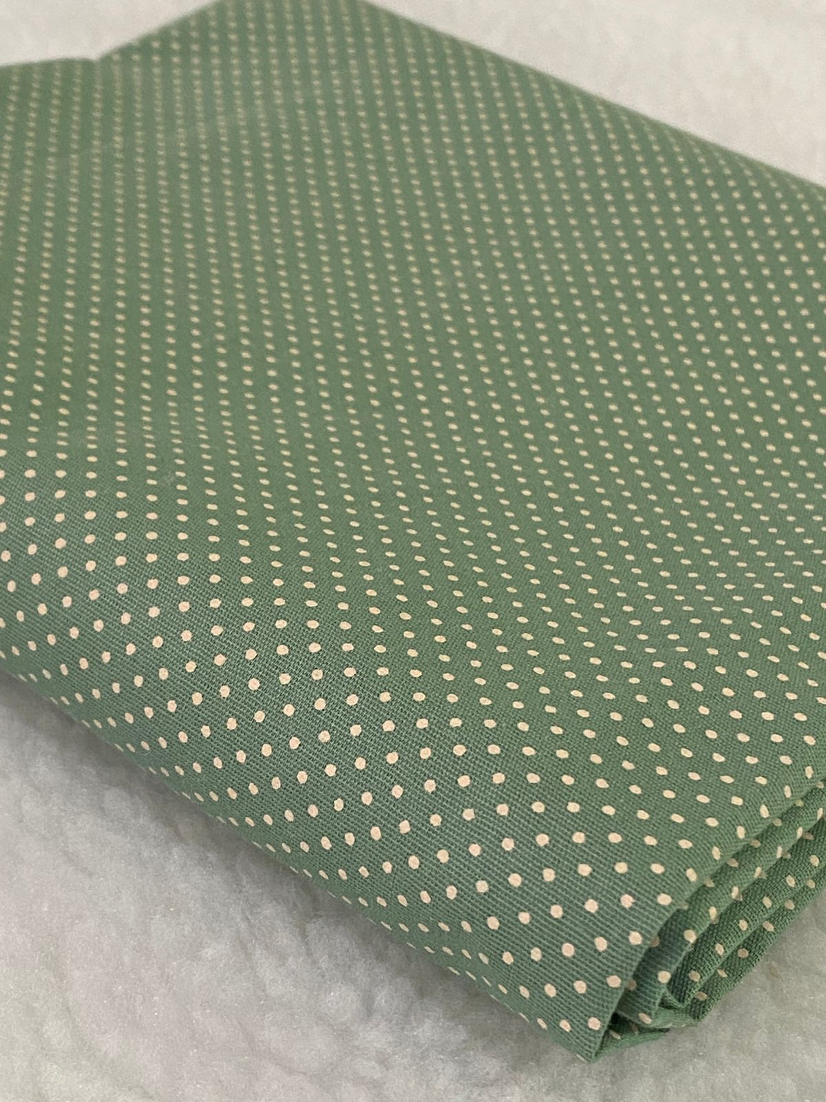 Tricoline 100% Algodón - TT119 Tinto puntitos Verde Viejo (50 x 150)