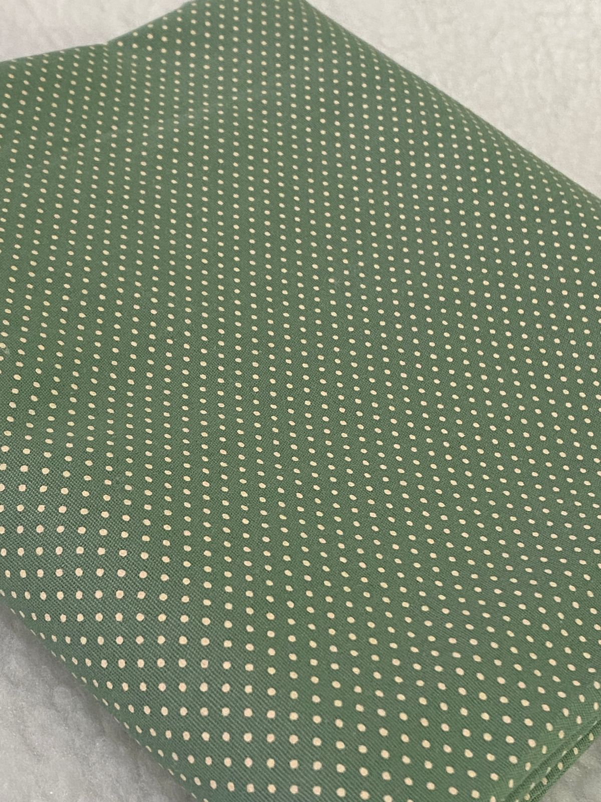 Tricoline 100% Algodón - TT119 Tinto puntitos Verde Viejo (50 x 150)