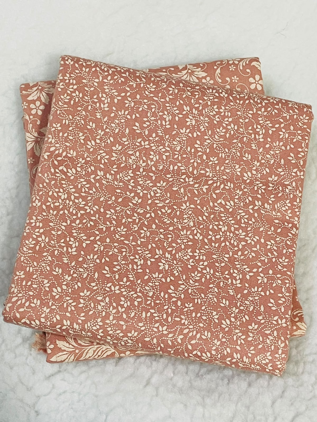 Tricoline 100% Algodón - TT003 Tinto hojitas Rosa Viejo (50 x 150)
