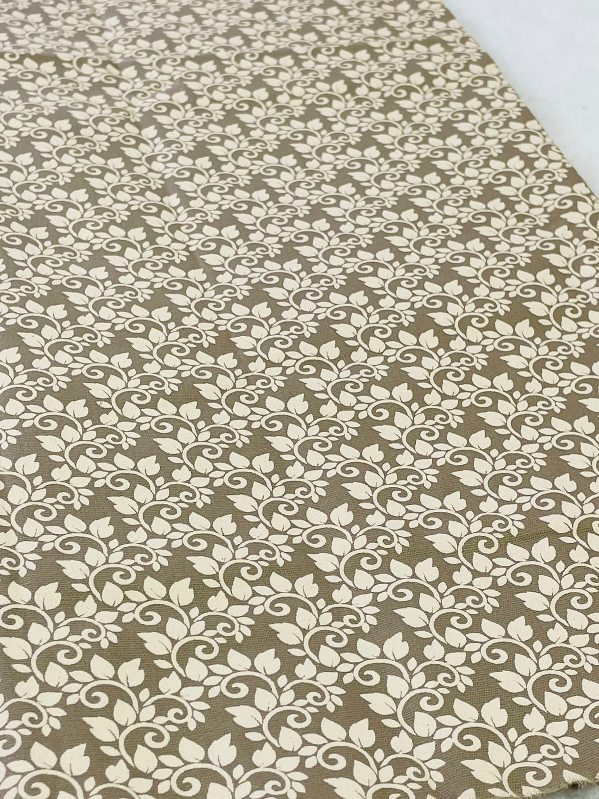 Tricoline 100% Algodón - TT034 Tinto Florecitas Ramos Beige (50 x 150)