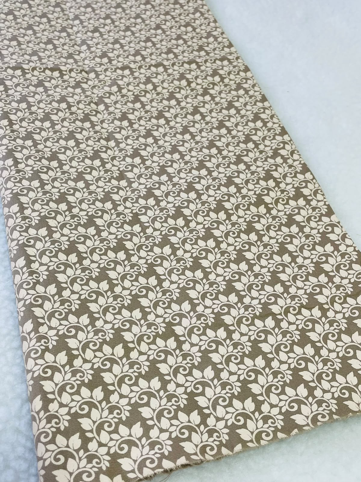 Tricoline 100% Algodón - TT034 Tinto Florecitas Ramos Beige (50 x 150)