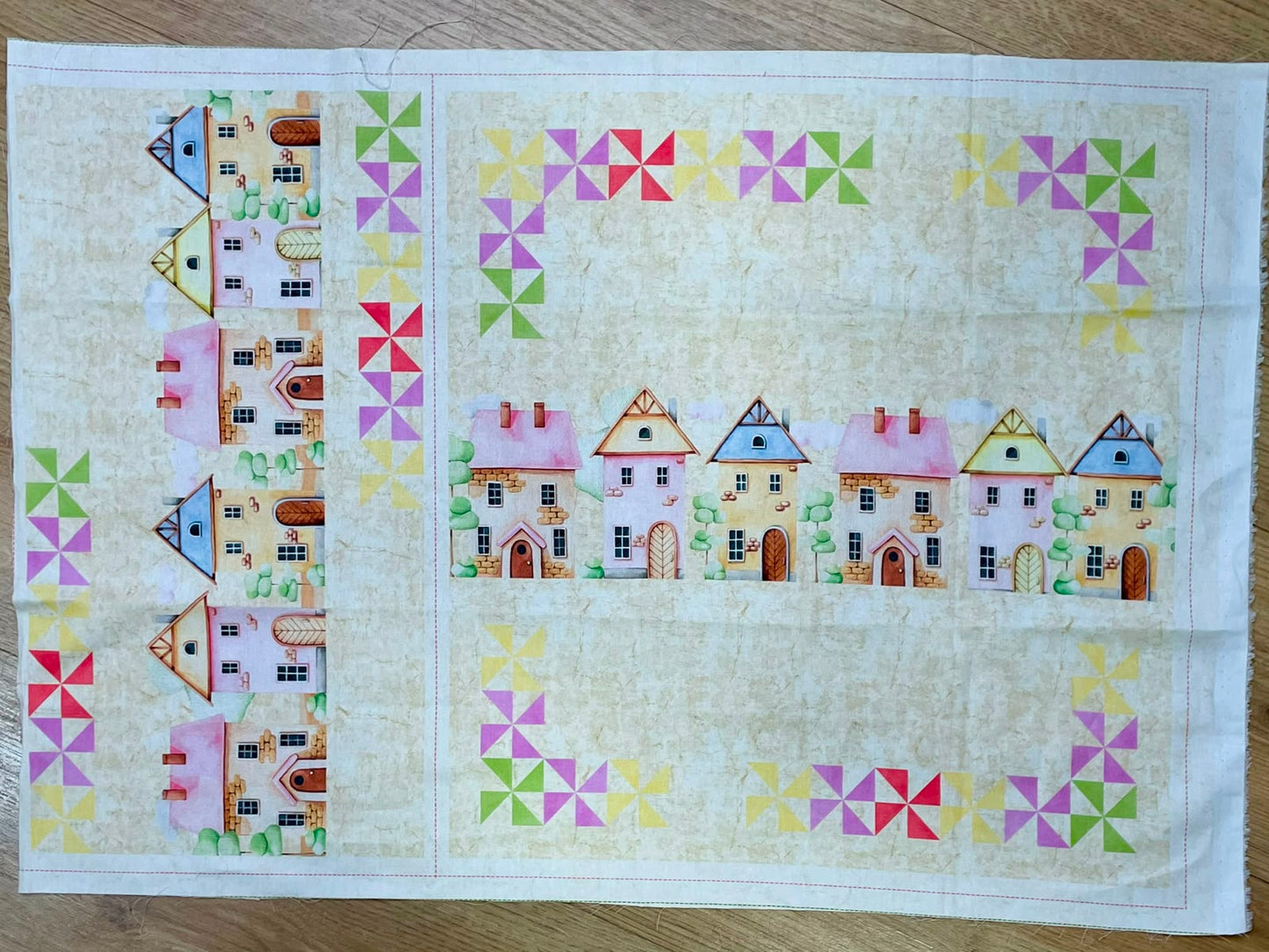 Tricoline 100% Algodón  - PT122 Patrón Panel Casitas Rosa (50 x 75)