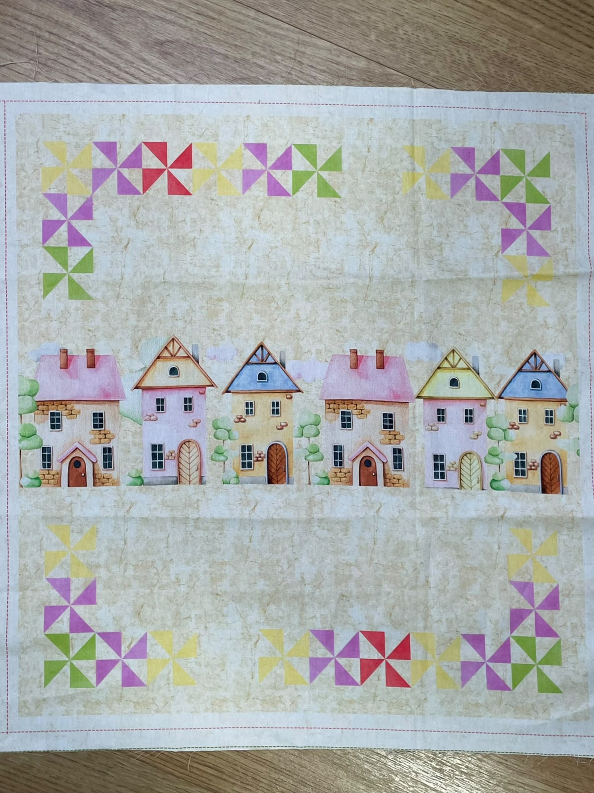 Tricoline 100% Algodón  - PT122 Patrón Panel Casitas Rosa (50 x 75)