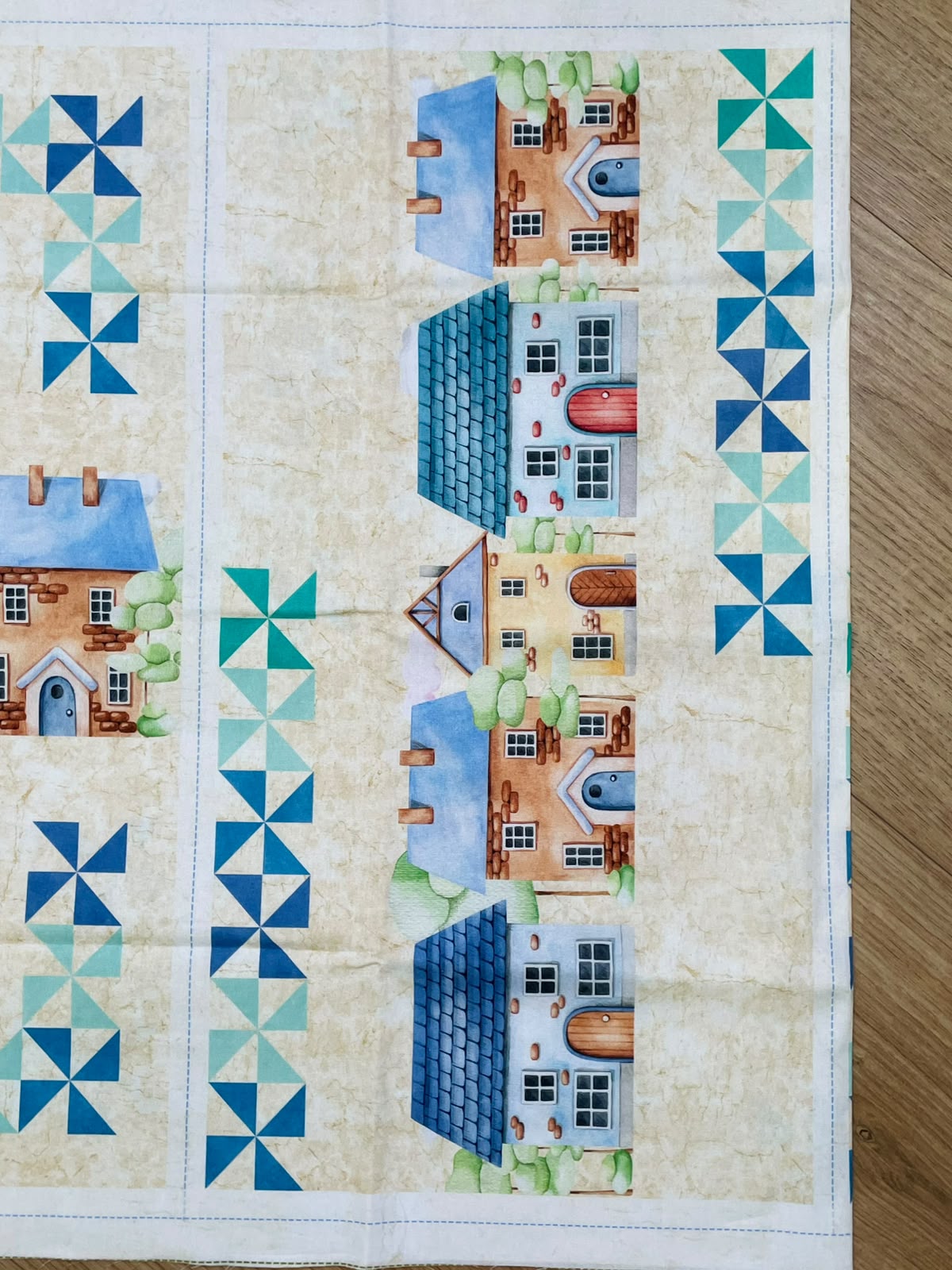 Tricoline 100% Algodón  - PT123 Patrón Panel Casitas Celeste (50 x 75)