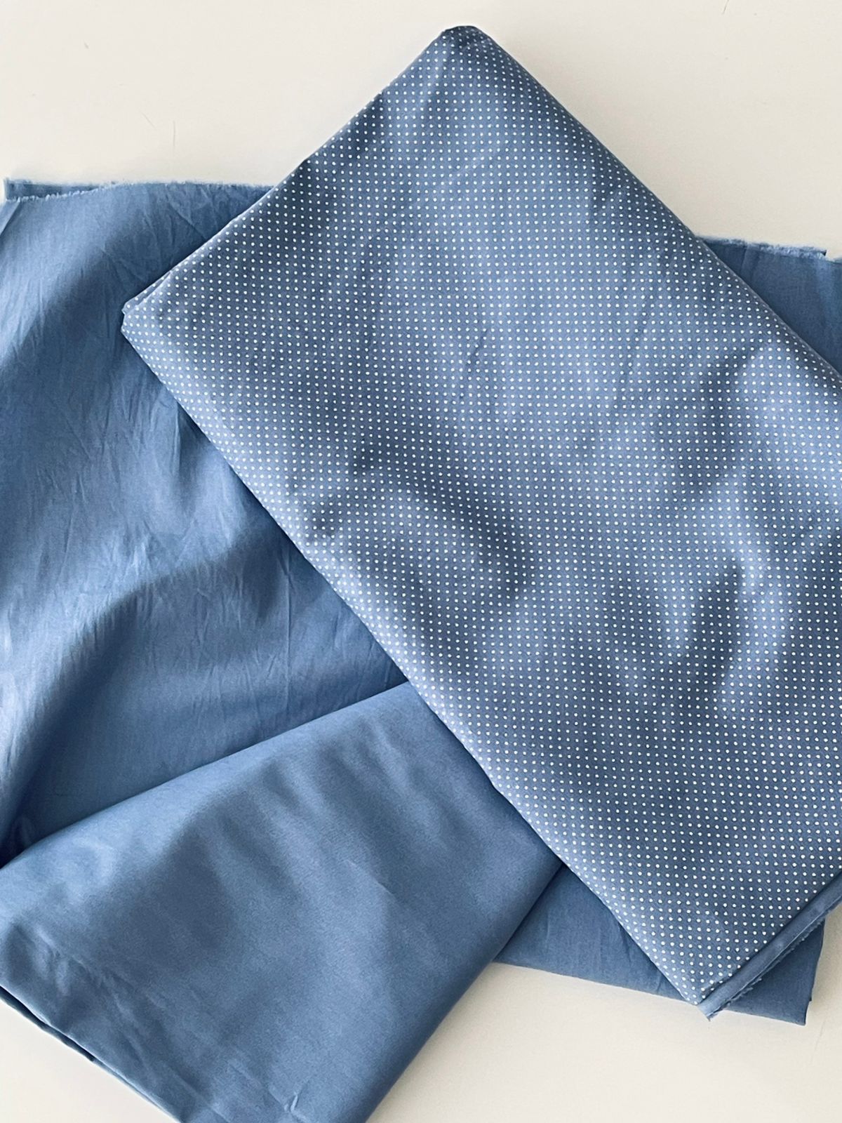 Tricoline 100% Algodón - TT107 Tinto puntitos azul grisáceo (50 x 150)