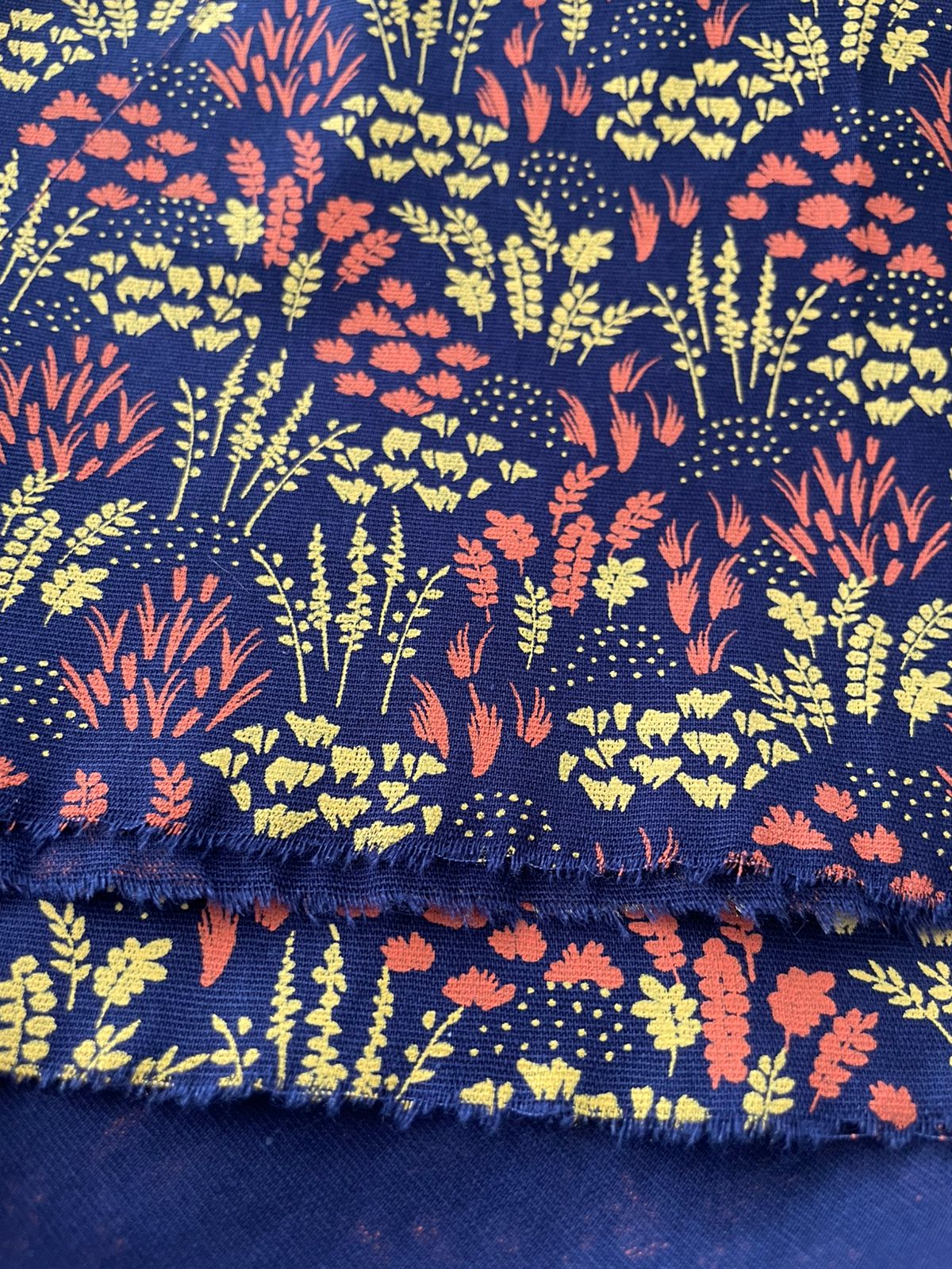 Tricoline 100% Algodón - TT111 Tinto Florecitas amarillo fondo azul marino (50 x 150)